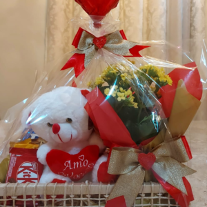 Cesta chocolate com flor e ursinho na bandeja