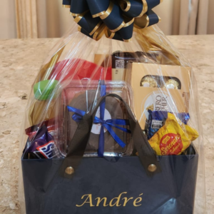 Cesta maleta personalizada chocolate com bolinho de cenoura